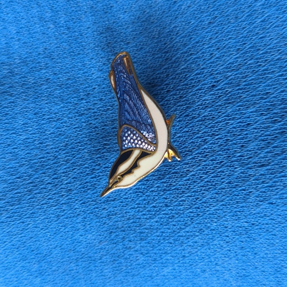1987 Wes William Spear Blue/Purple Nuthatch Bird Lapel Pin - Picture 2 of 6